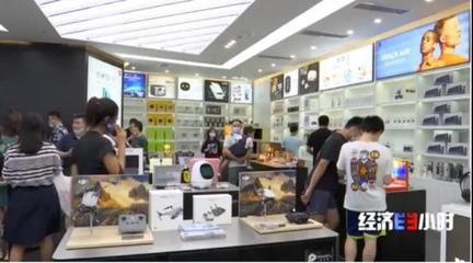海南免稅店月銷售額達(dá)24.9億元 電子產(chǎn)品熱銷推動(dòng)店鋪排長(zhǎng)隊(duì)與機(jī)場(chǎng)提貨口擴(kuò)容